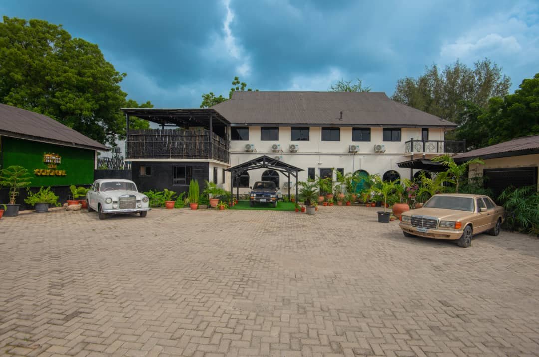 the-colonial-facade-and-classic-cars-blue-sky