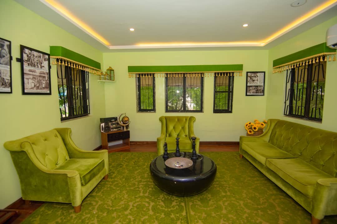 the-colonial-green-velvet-sitting-room
