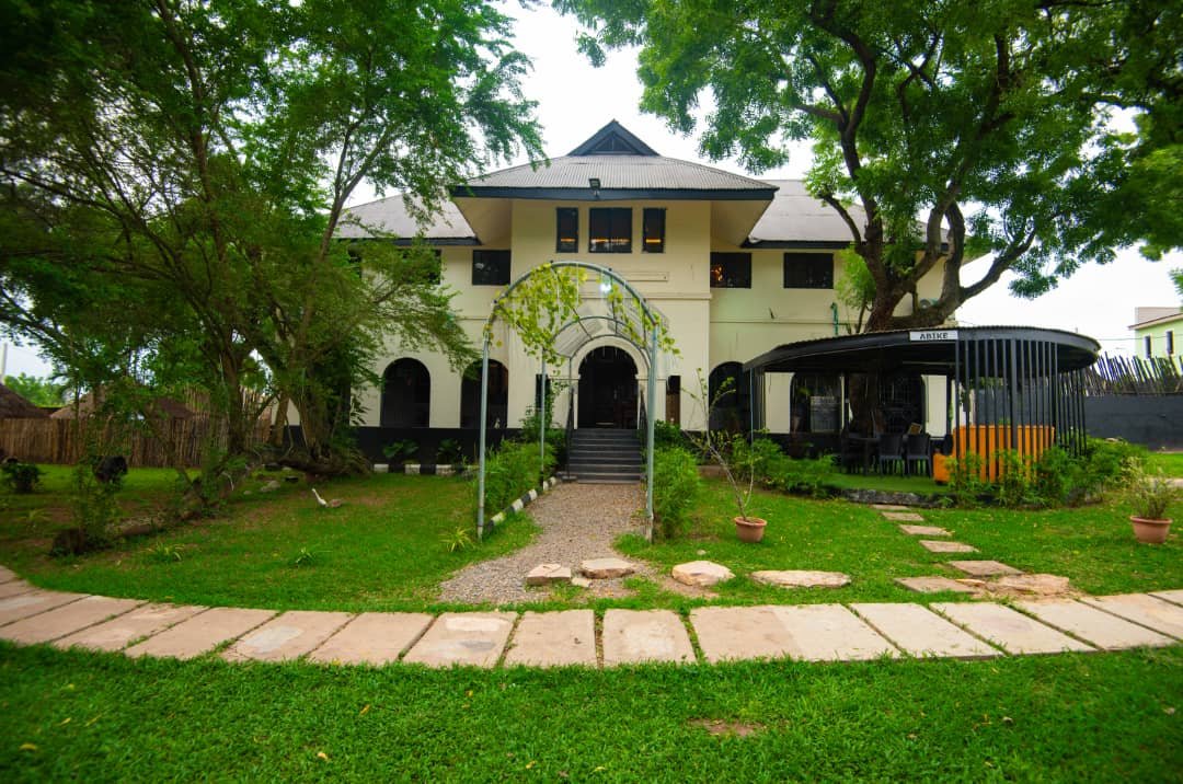 the-colonial-manor-house-front-lawn