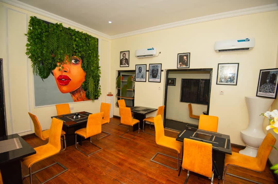 the-colonial-orange-dining-room-with-mural
