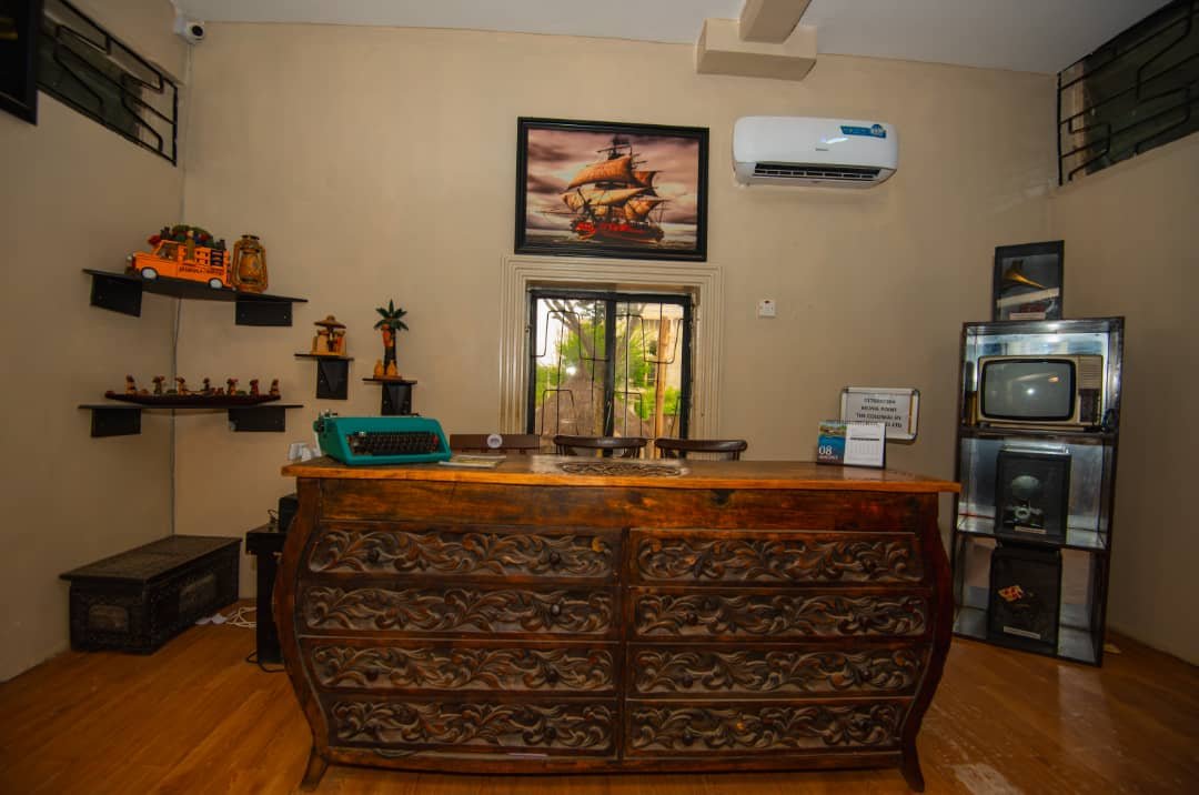 the-colonial-reception-desk-vintage-typewriter