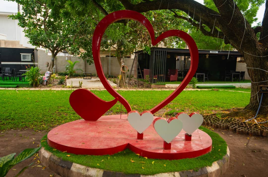 the-colonial-red-heart-photo-installation-garden