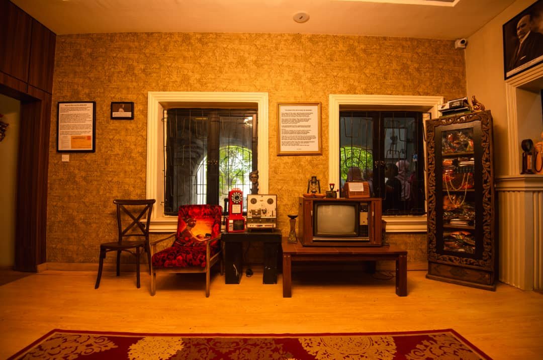 the-colonial-vintage-media-corner-tv-and-payphone