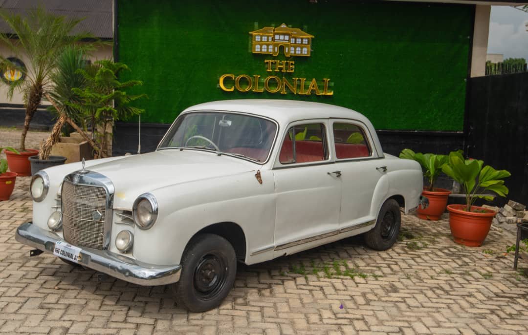the-colonial-vintage-mercedes-at-signage-wall