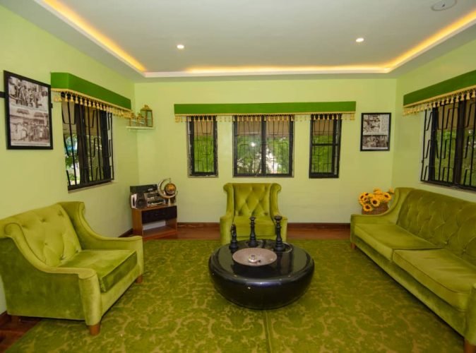 the-colonial-green-velvet-sitting-room